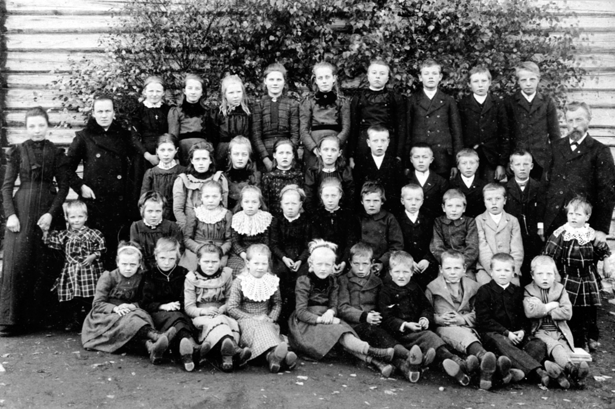 Anno Domkirkeodden, Elever og lærere ved Bergheim skole, Brøttum, Ringsaker.