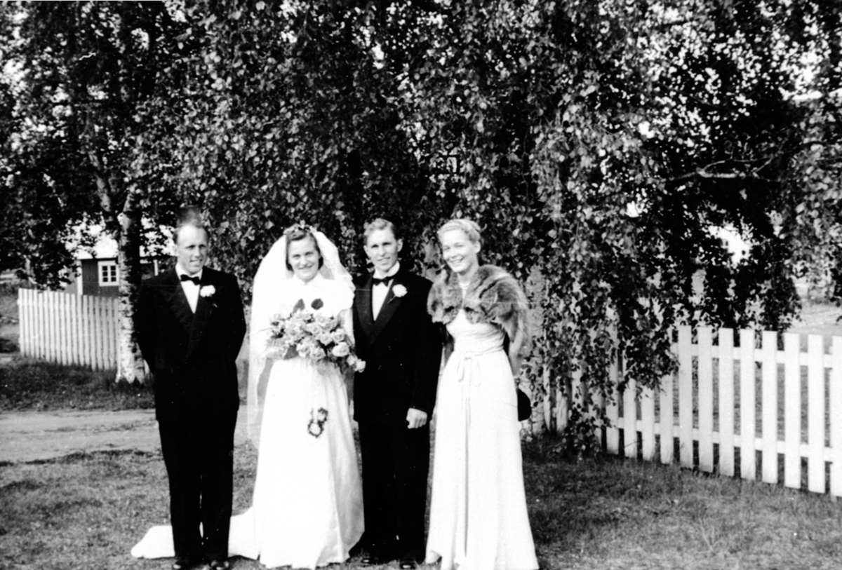 Anno Domkirkeodden, Brudeparet Eva f.1927 og Erik Skjeseth f.1922, Berg østre, Ringsaker. Forlovere er Lars Frogner, Bjørg Kluge, Dørum, Vang.