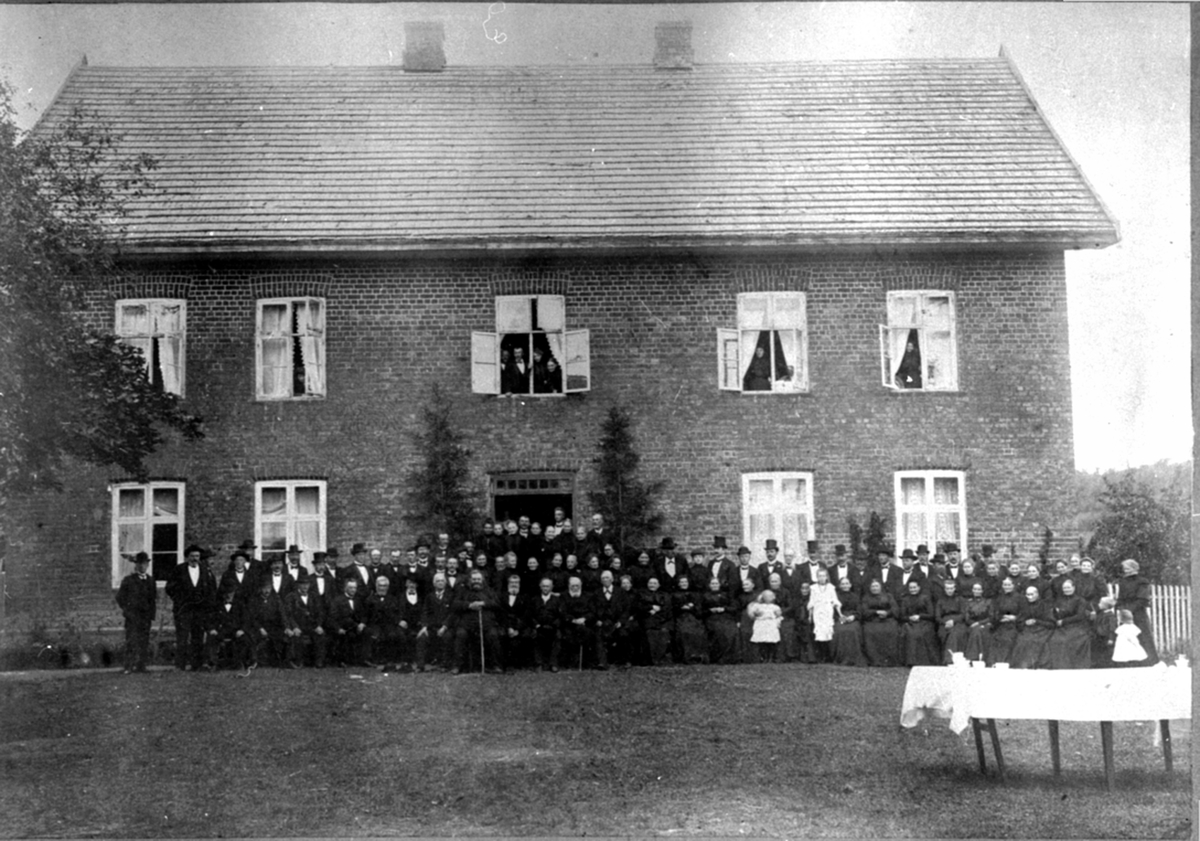 Anno Domkirkeodden, Stor gruppe mennesker samlet foran hovedbygningen på Kise mellom, Nes, Hedmark ved begravelsen etter Marie Gjestvang f. Heramb (1853-1907) .
