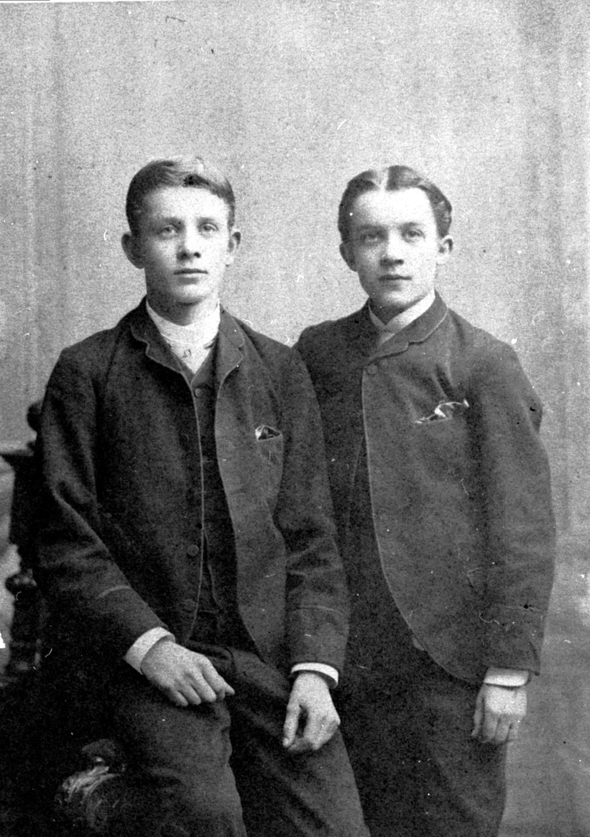 Anno Domkirkeodden, Fra venstre er Thore Christian Bjerke f.1871, Birger Bjerke f.1873, Nerkvern, Brumunddal.