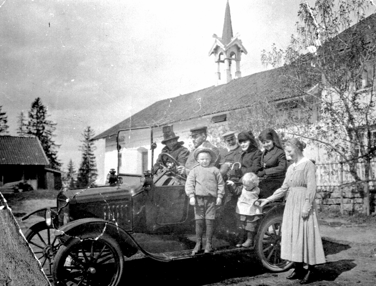 Anno Domkirkeodden, Foran føderådsbygningen på Heramb gård, Gaupen, Ringsaker. Dagny Saug, Iver Heramb, Ole Heramb, Andreas Heramb, Ole Saug, Agnethe Saug i eller ved Ford bil.
