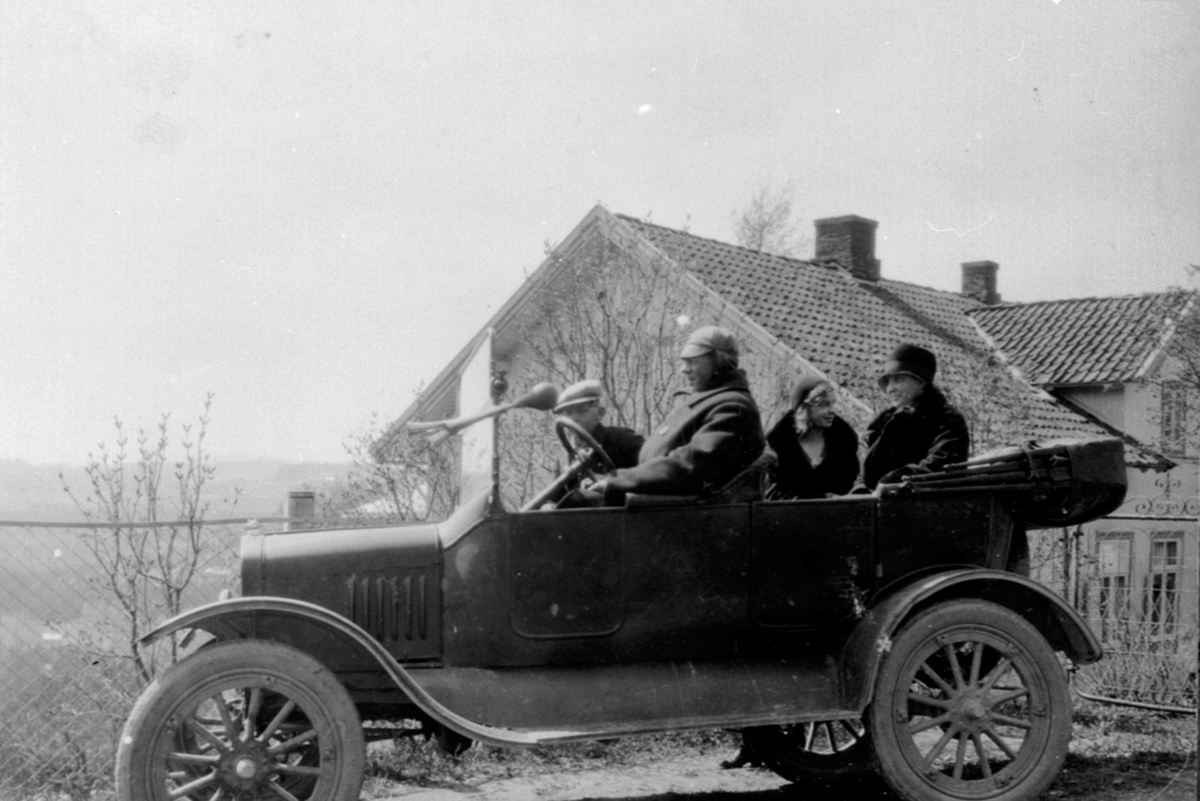 Anno Domkirkeodden, På biltur i Veldre, Ringsaker i Ford 1918 modell. Sjåfør er Iver Heramb med Ole, Heramb, Agnes Heramb Syverud og Olava Heramb i bilen.