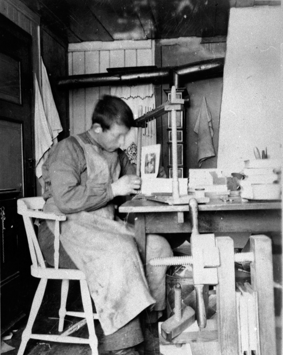 Anno Domkirkeodden, Bokbinder Kristian Heramb ved arbeidsbordet, Gaupen bokinnbinding, Heramb, Ringsaker.