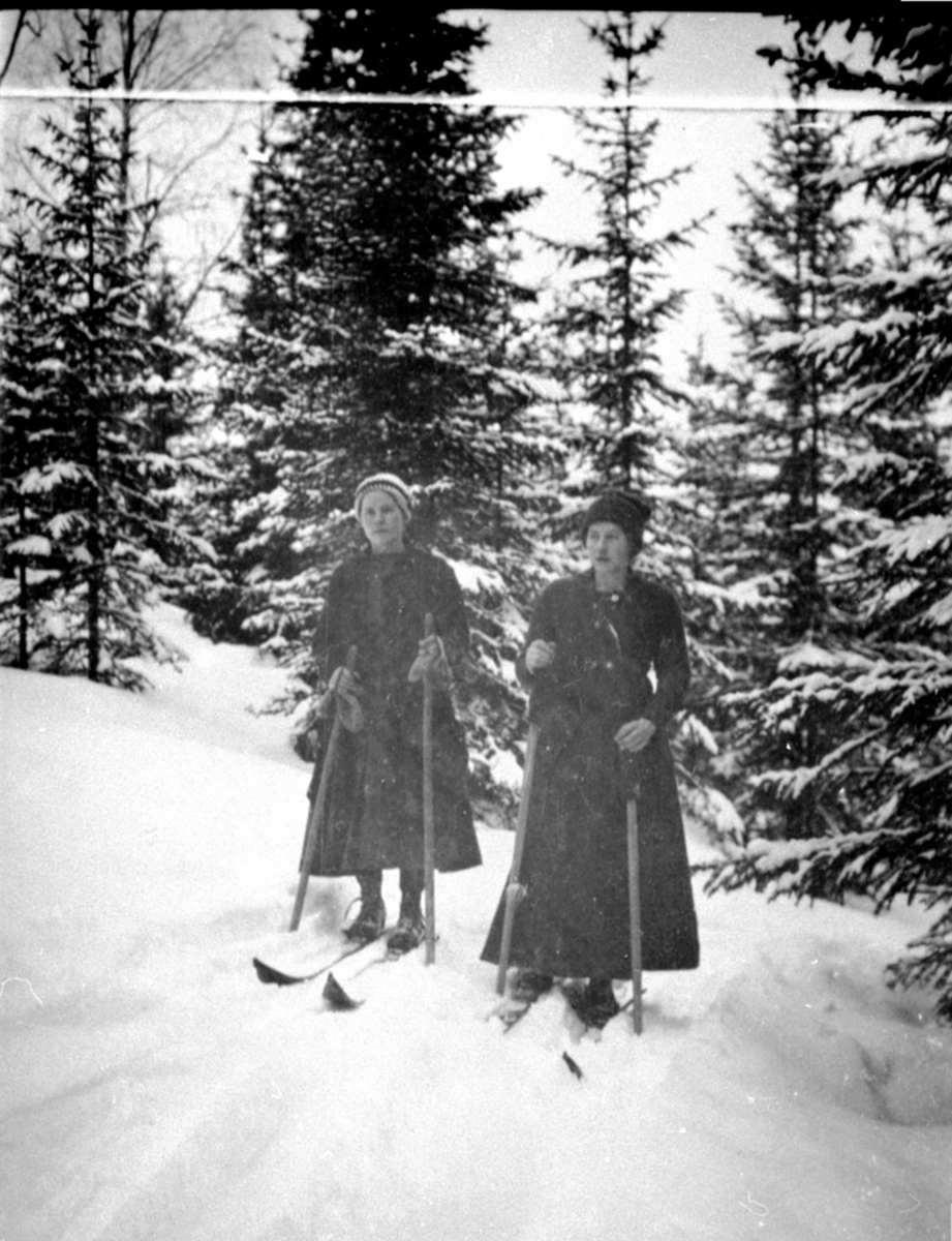 Anno Domkirkeodden, Damer med skjørt på skitur. Dagny Soug og Aagot Soug, Heramb, Gaupen, Ringsaker.