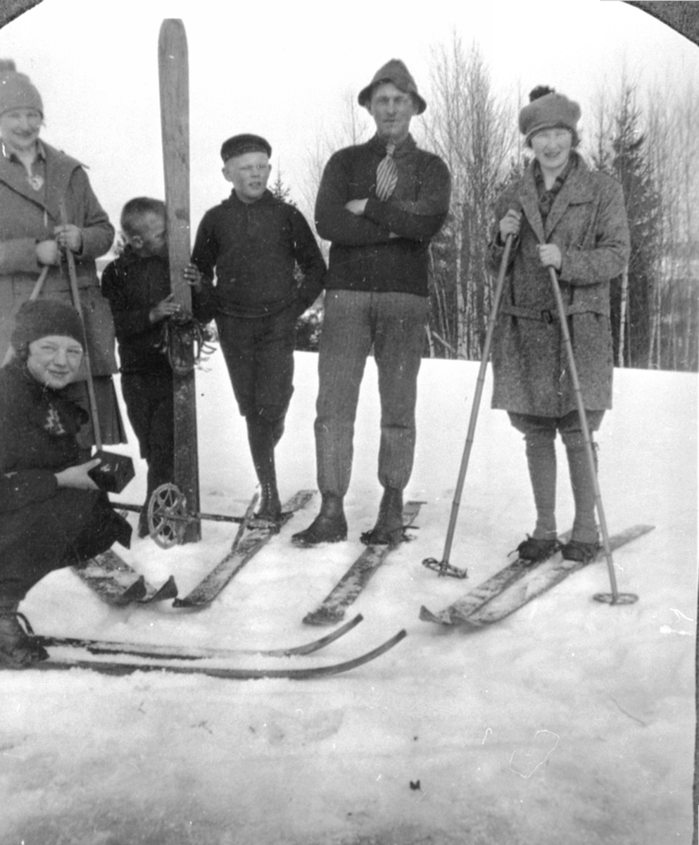 Anno Domkirkeodden, Gruppe på skitur. Dagny Soug, Ole Heramb, Andreas Heramb og Aagot Soug er med i bildet, Heramb, Gaupen, Ringsaker.