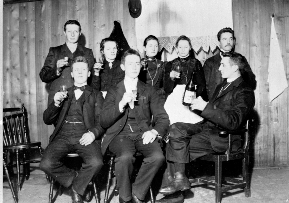 Anno Domkirkeodden, Gruppe i festlig lag, med vin. Foran Anton Moen, Johannes Langgaard, Simen Baardseth. Bak er Mathias Baardseth, ukjent, ukjent, Adolf Pedersen, Lunna gård, Næroset, Ringsaker.