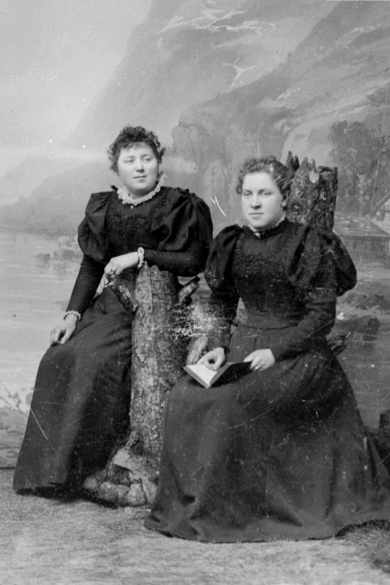 Anno Domkirkeodden, Emma Olsen f.Bakken 8.oktober 1877, Julie Tangen f.Bøversveen 12.mars 1878, Næroset, Ringsaker.