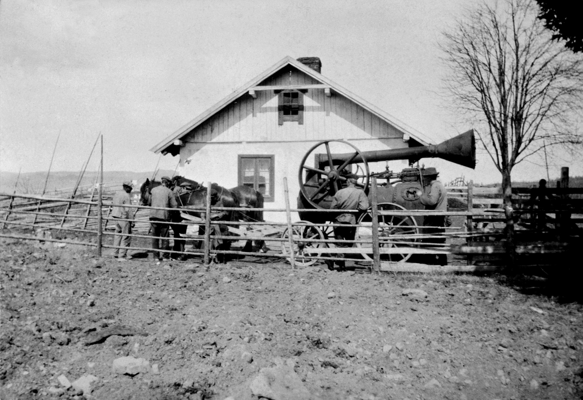 Anno Domkirkeodden, Hester trekker lokomobil. Sendstad teglverk. Folk og hester. Nes, Hedmark.