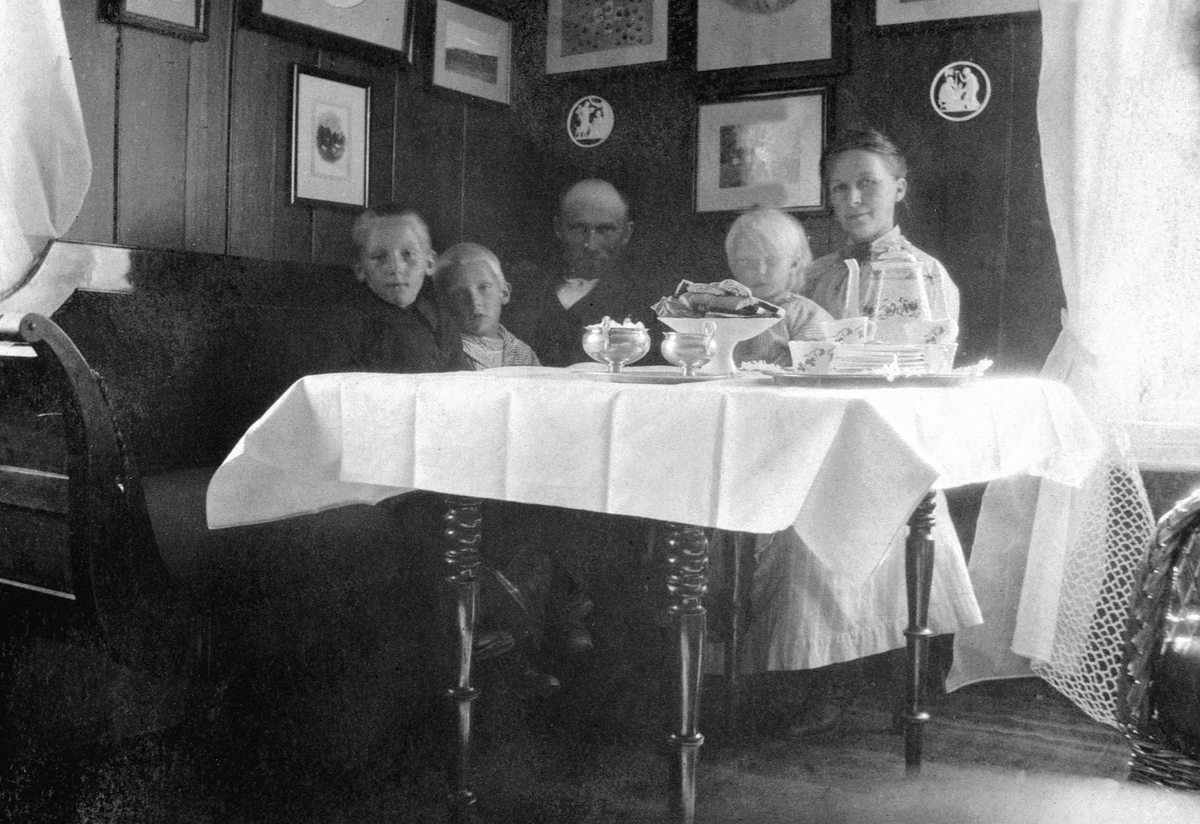 Anno Domkirkeodden, Interiør fra stue på Sendstad, Nes, Hedmark.Otto Maurits (1874-1965) og Lovise Jensdatter Sendstad (1881-1955) med tre barn.