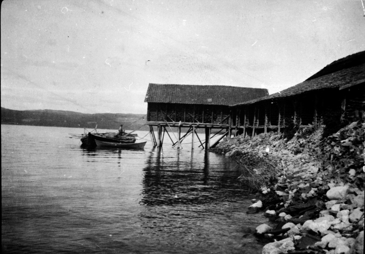 Anno Domkirkeodden, Eksteriør. Sjøbu og brygge med båter på Sendstad teglverk, Nes, Hedmark.