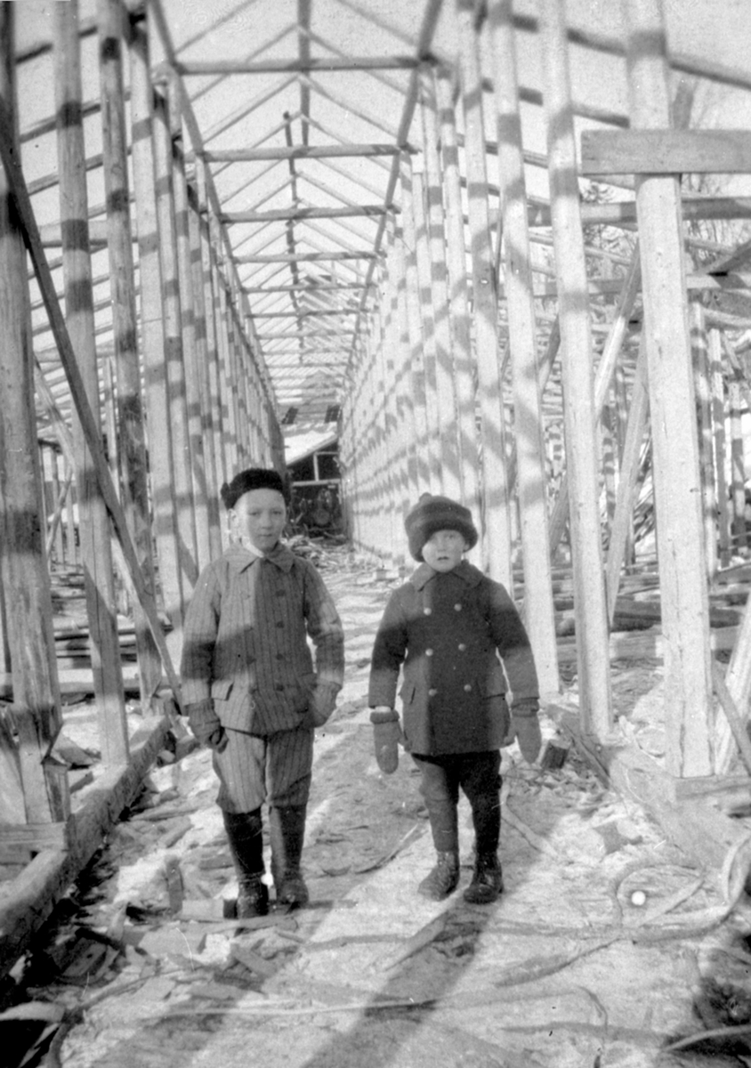 Anno Domkirkeodden, Interiør. Tørkehusene på Sendstad teglverk, Nes, Hedmark. 2 gutter. Ole (1909-1984) og Jens (1911-1984) Sendstad.
