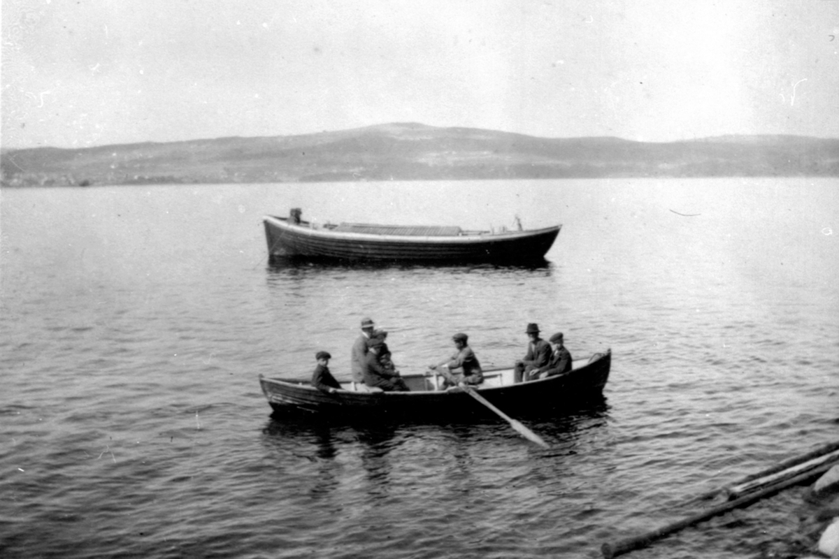 Anno Domkirkeodden, Fraktebåten Duen. Lastebåt for Sendstad teglverk, Nes, Hedmark. Robåt med folk.
