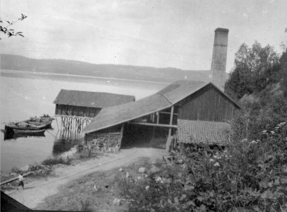 Anno Domkirkeodden, Eksteriør Sendstad teglverk, Nes, Hedmark med tørkehus og kalkmølle. Teglverket hadde egen båt, "Duen", til å frakte stein. Mjøsa.