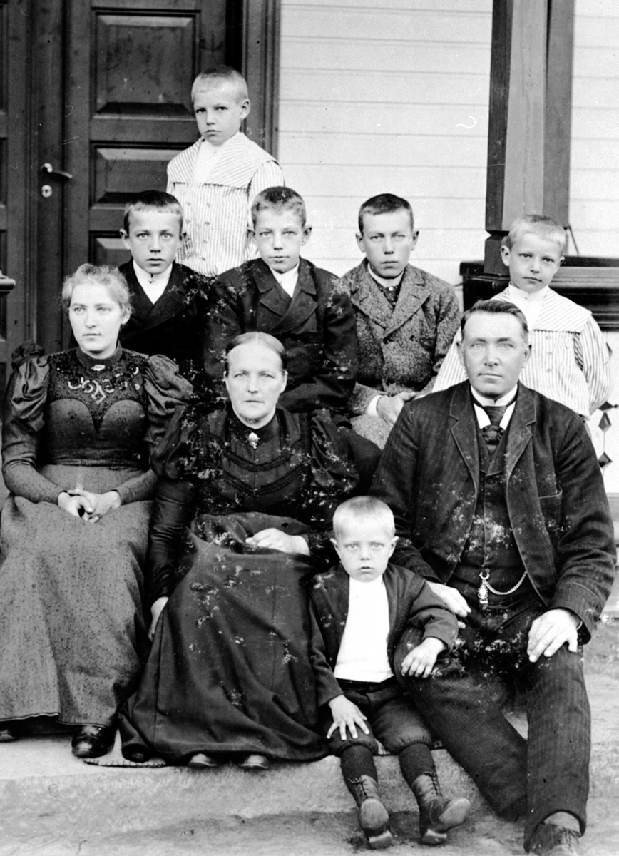 Anno Domkirkeodden, Familien Arnkværn i Møller, Stavsjø, Hedmark. Sittende fra venstre er Anne (1879-1964), Johanne f.1850, Asbjørn (1894-1982), Andreas (1857-1928). Stående fra venstre er Anders (1885-1912), Peder (1883-1957), Johannes (1881-1961), Hans (1890-1969). Bakerst er Carl (1887-1921).