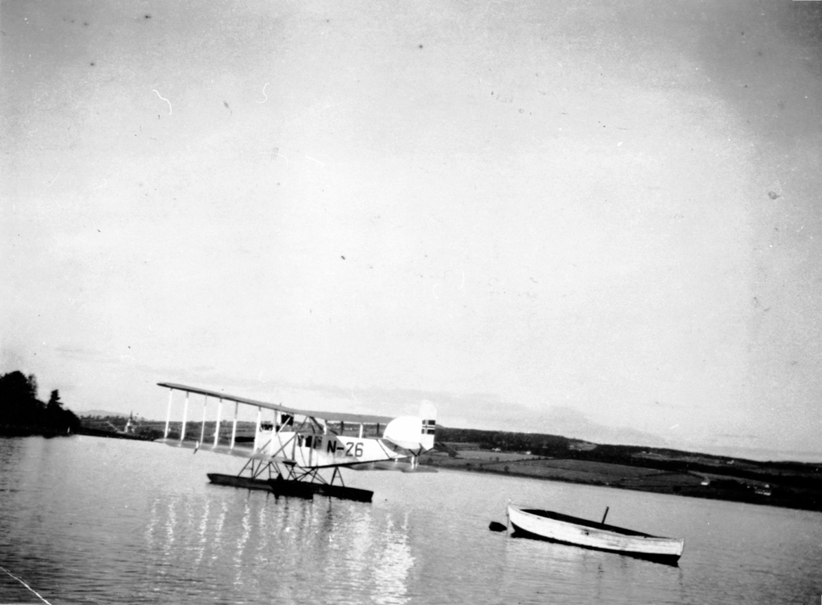 Anno Domkirkeodden, Leif Lier (1895-1929) sitt sjøfly N-26 uten for Odden, Eskerud, Helgøya. Neslandet og Nes kirke i bakgrunnen.
