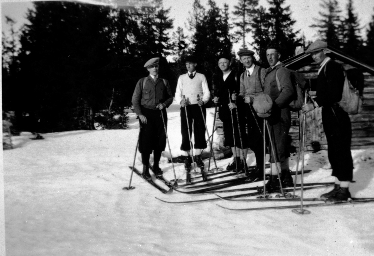 Anno Domkirkeodden, Gruppe skiløpere ved Sponberghytta, Philske sameie, Ringsakerfjellet. Fra venstre er Reidar Børke, Tore Rustadbakken, Chr. Solberg, Ole Solberg, Mikael Solberg, Mikkel Helseth.