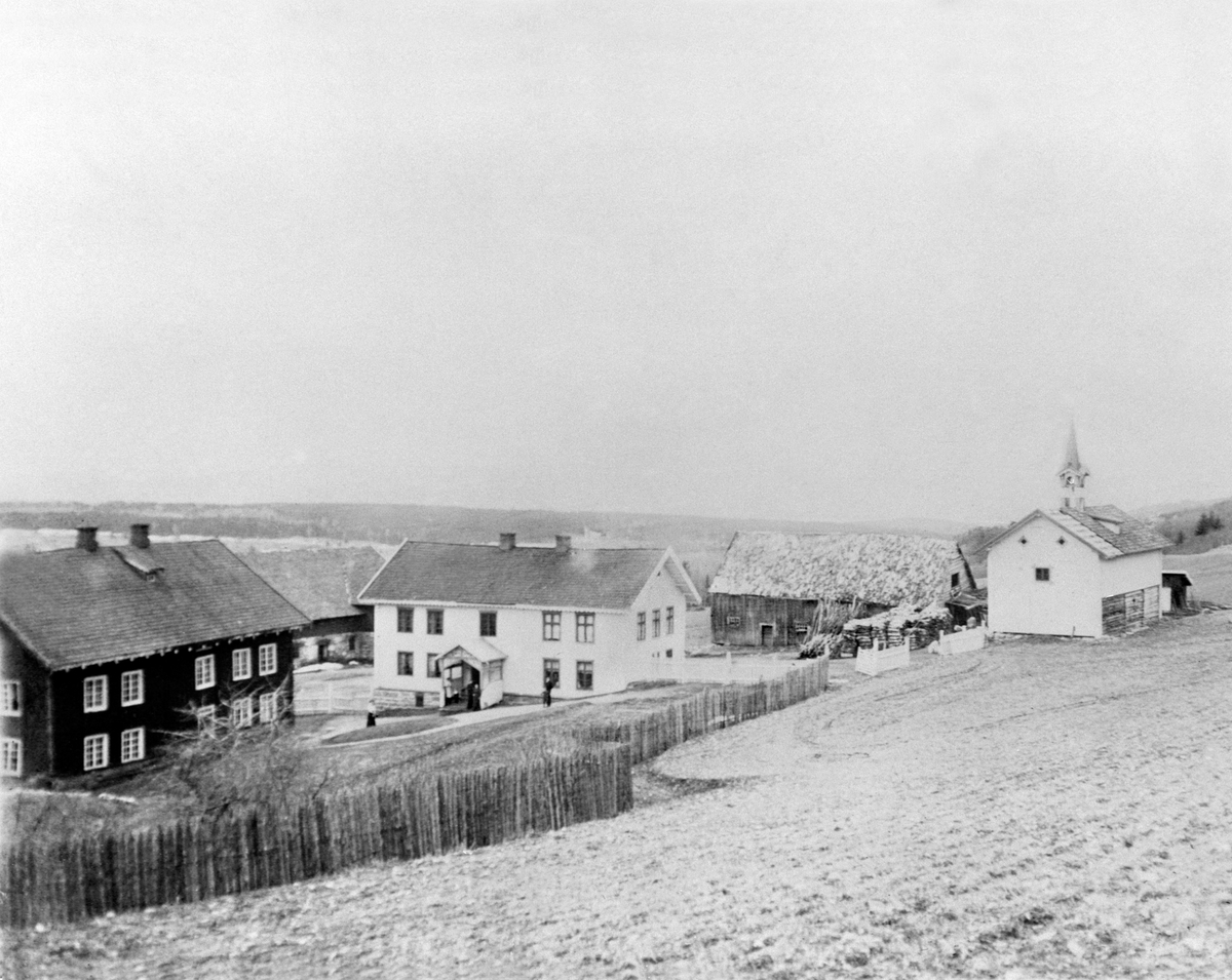 Anno Domkirkeodden, Eksteriør, Simenstad gård, Veldre, Ringsaker. Hovedbygning, føderådsbygning, stall og stabbur.