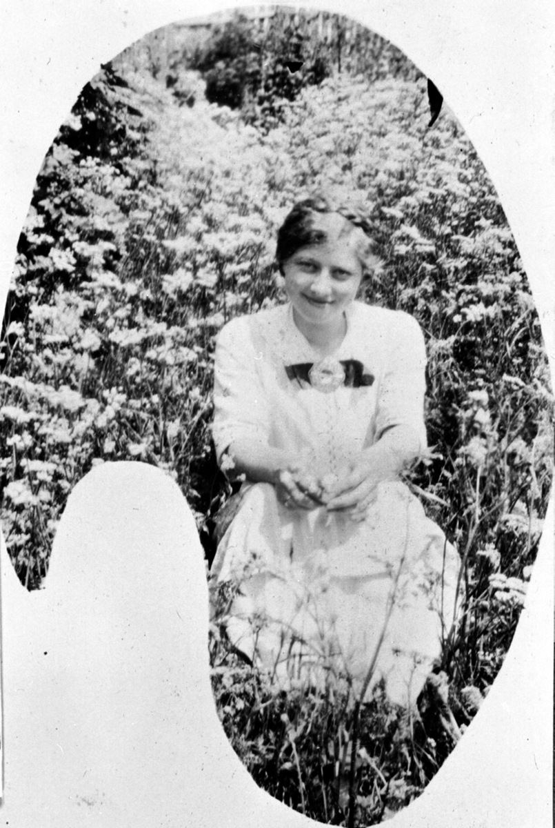 Anno Domkirkeodden, Inga Helene Simenstad f.1892 (Sorgendal, Lillehammer), Simenstad gard, Veldre, Ringsaker.