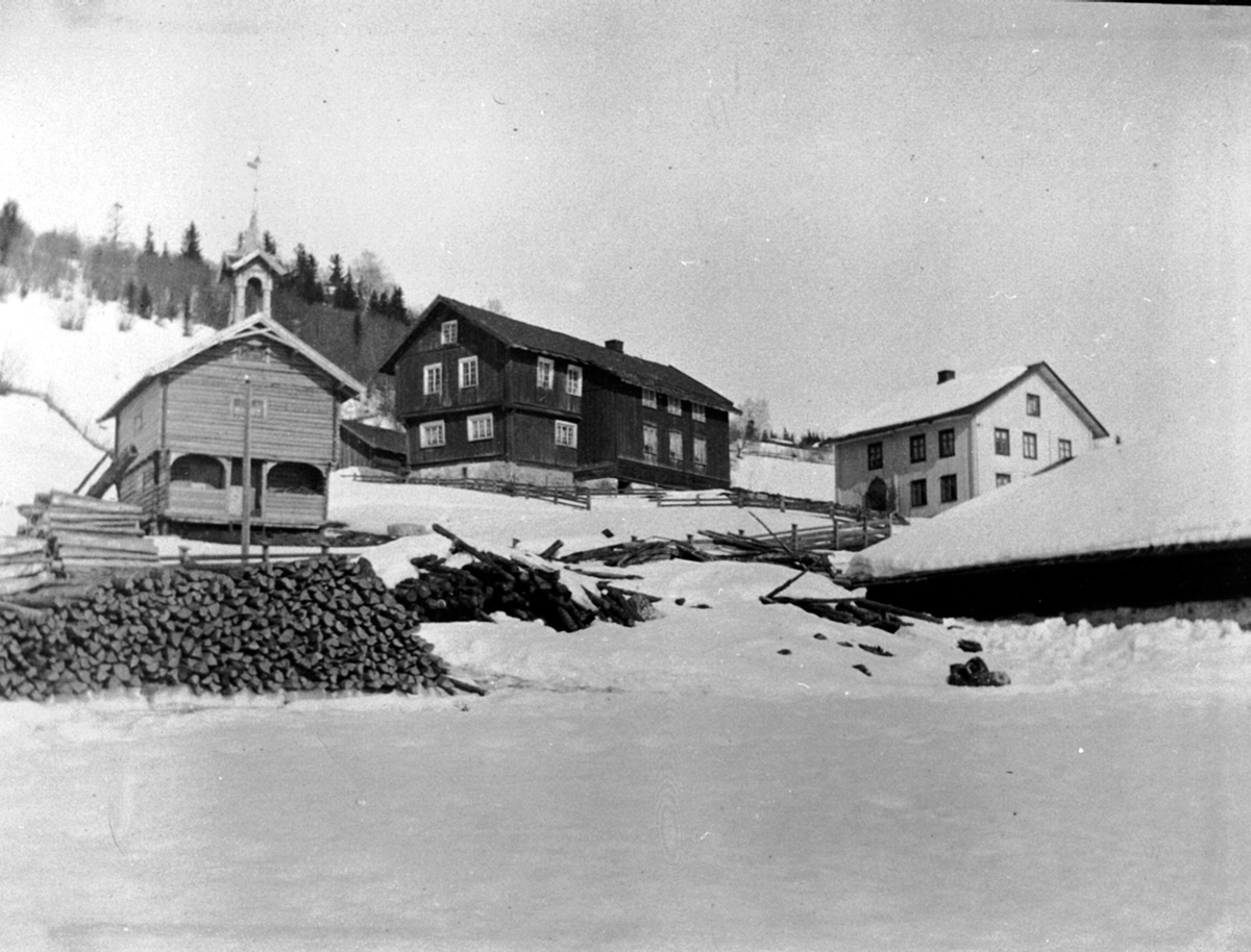 Anno Domkirkeodden, Eksteriør, Bolstad gård, Veldre, Ringsaker, med bygningen som er flyttet til Hedmarksmuseet, Domkirkeodden.