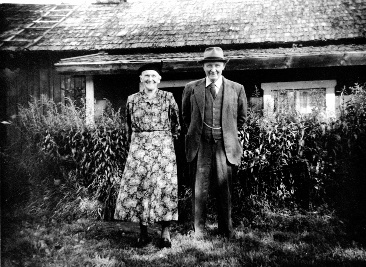 Anno Domkirkeodden, Ektepar foran Nysveen i Præstvægen, Veldre, Ringsaker. Marie Halvorsen og sveiser Ola Halvorsen.