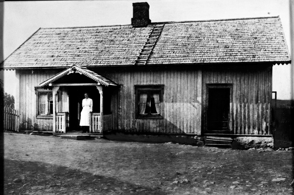 Anno Domkirkeodden, Eksteriør, Hagen barnehjem, Hagen behandlingshjem og skole, Veldre, Ringsaker. Signe Heier utenfor døra