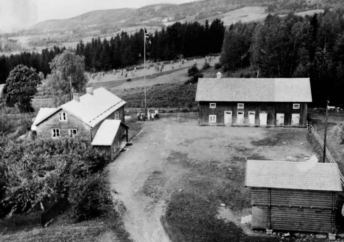 Anno Domkirkeodden, Eksteriør, Hagen barnehjem, Hagen behandlingshjem og skole, Veldre, Ringsaker. Barn og voksne rundt flaggstang med flagg.