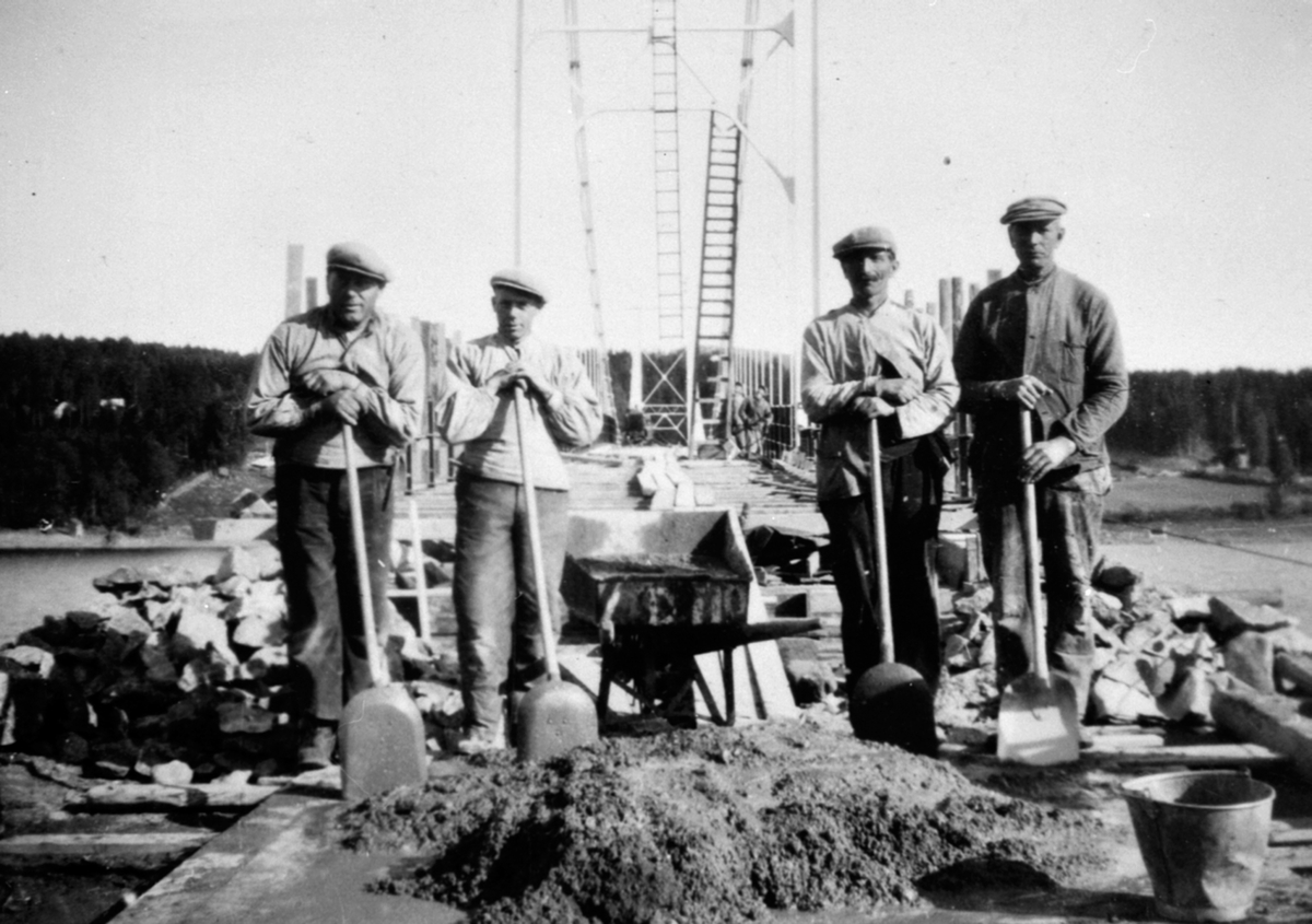 Anno Domkirkeodden, Bygging av Framnesbrua, Veldre, Ringsaker. Arbeidere blander sement, støpegjengen i arbeid. 4 menn med spader er fra venstre Karstein Sundeng, Mikkel Alfstad, Gunnar Andreassen, Erik Fodnes.