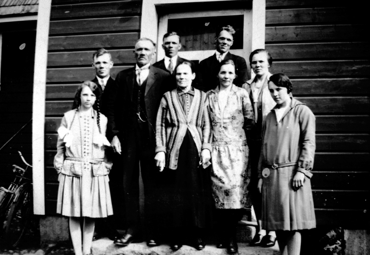 Anno Domkirkeodden, Familien Strand foran Bråtengården. Far er Lars Mikkelsen Strand, mor Helen Strand f. Smevold, barna er Lovise, Karl, Martin, Bernhard, BergljotJulie, Helga Strand.