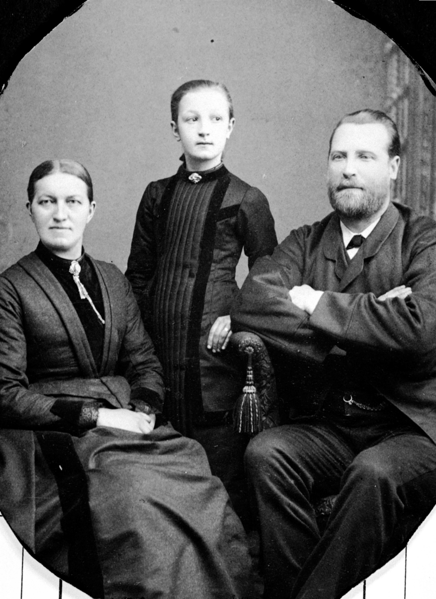 Anno Domkirkeodden, Familie Narud, Veldre, Ringsaker. Fra venstre er Louise f.Flisaker, Marthe Narud, Lars Narud (1845-1927).