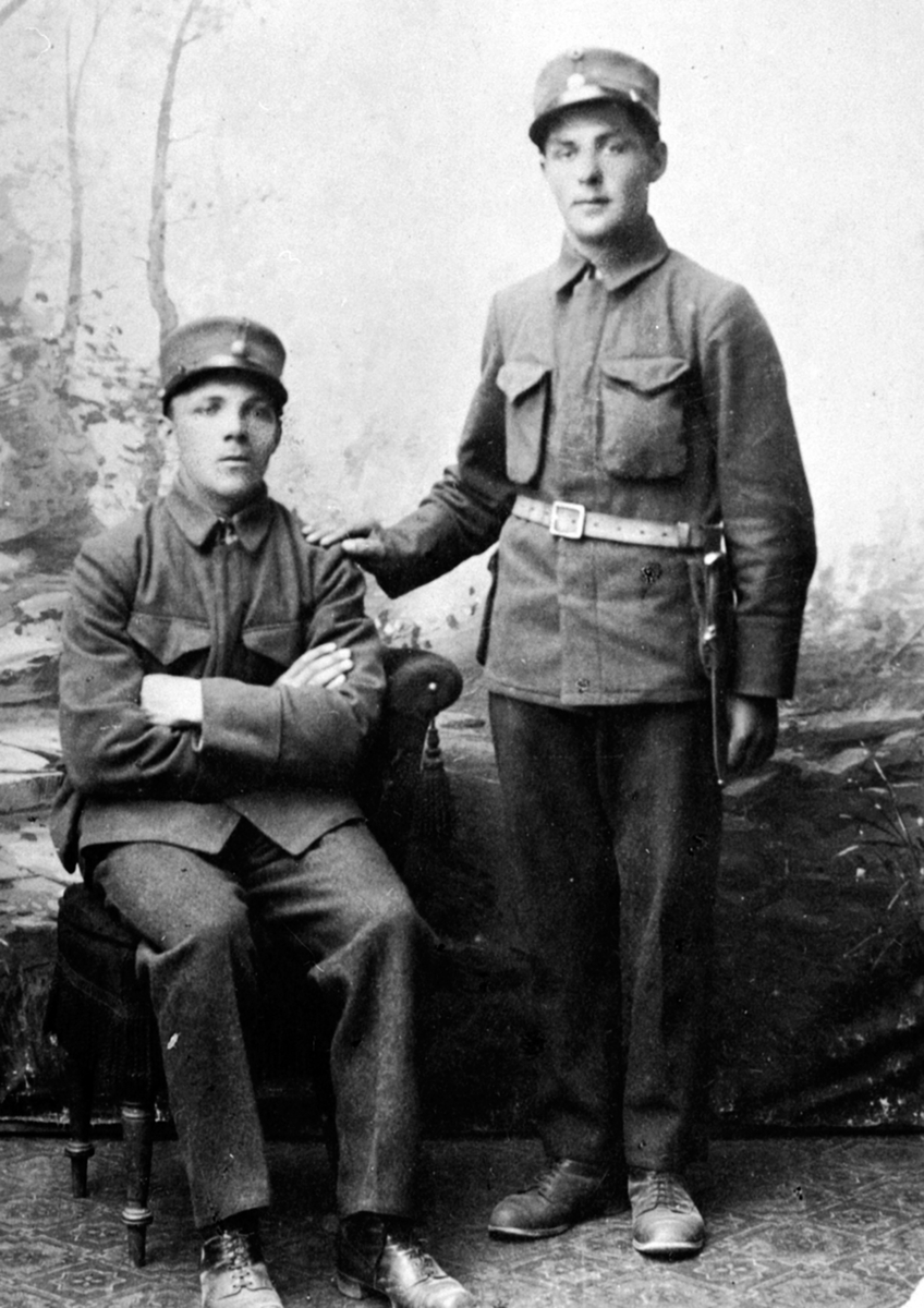 Anno Domkirkeodden, Infanterisoldater i uniform på Terningmoen. Martin Strand og Albert Akersveen, Veldre, Ringsaker.
