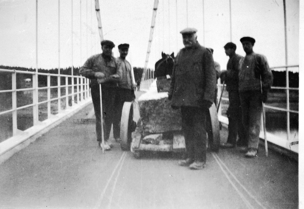 Anno Domkirkeodden, Første lasset med hestr over Framnesbrua, Ringsaker. Fra venstre er Karsten Synning fra Solør, Einar Pinnerud, vegoppsynsmann Ole Andersen fra Øyer, Kr. Andersen, Harald Ørbæk, Veldre.