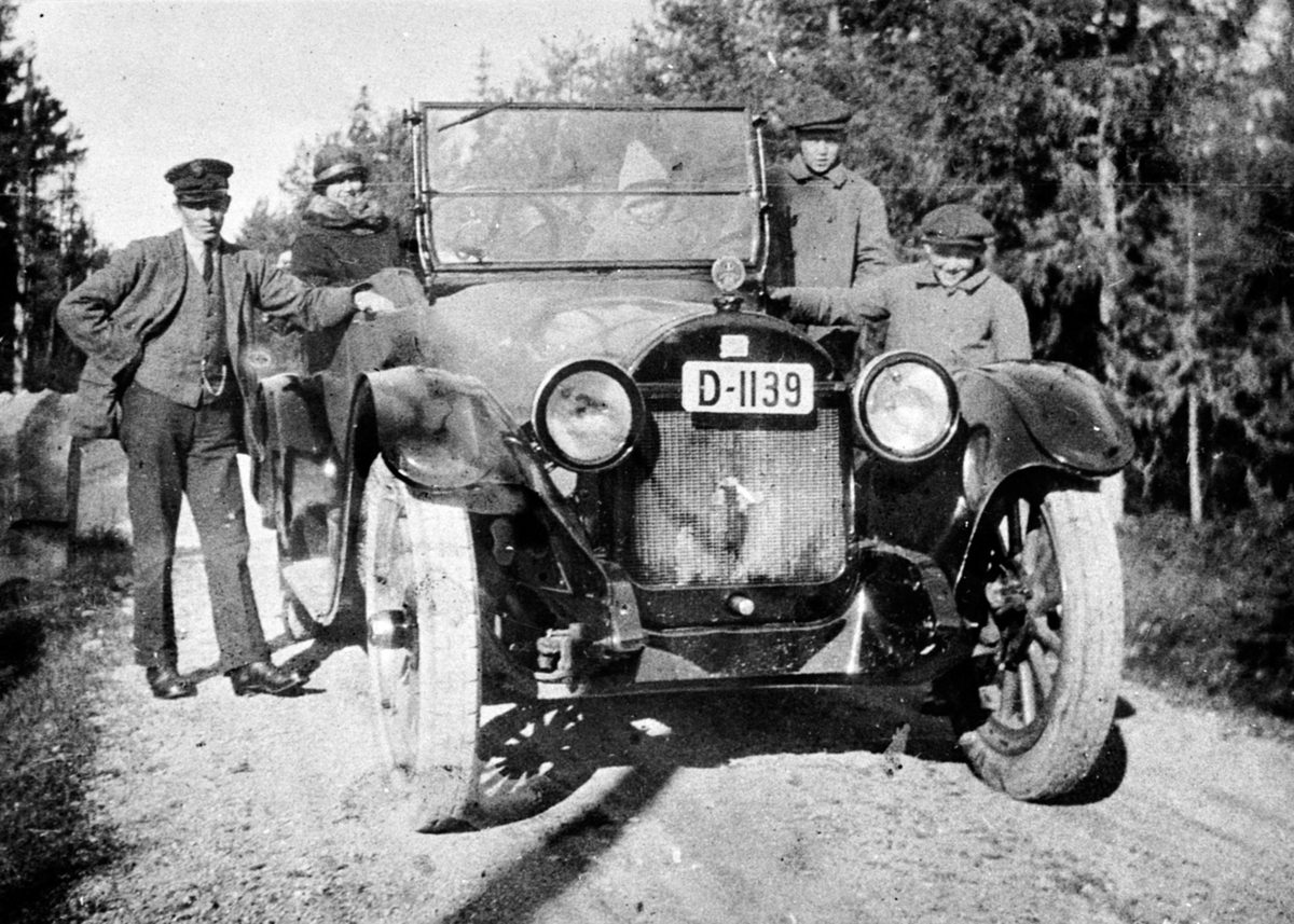 Anno Domkirkeodden, Bil, Buick 1921-23 modell. Sjåfør Erik Høisveen med passasjerer, Blændkønnvegen mellom Gjerlu og Putten, Furnes, Ringsaker. I bilboken for Norge 1925 er den registrert som drosje på Høisveen.