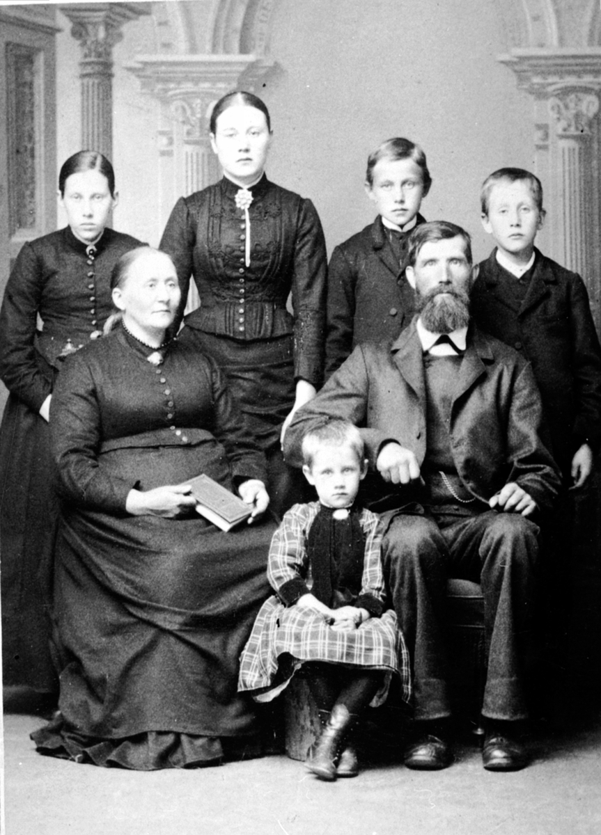Anno Domkirkeodden, Familien Haugli, mor Berthe Monsdatter, Ingeborg gift Stordahl, far Hans Olsen Haugli. Bak fra venstre er Mathia gift Lillehov, Karoline gift Tangen, Ole Hansen, Even Haugli.