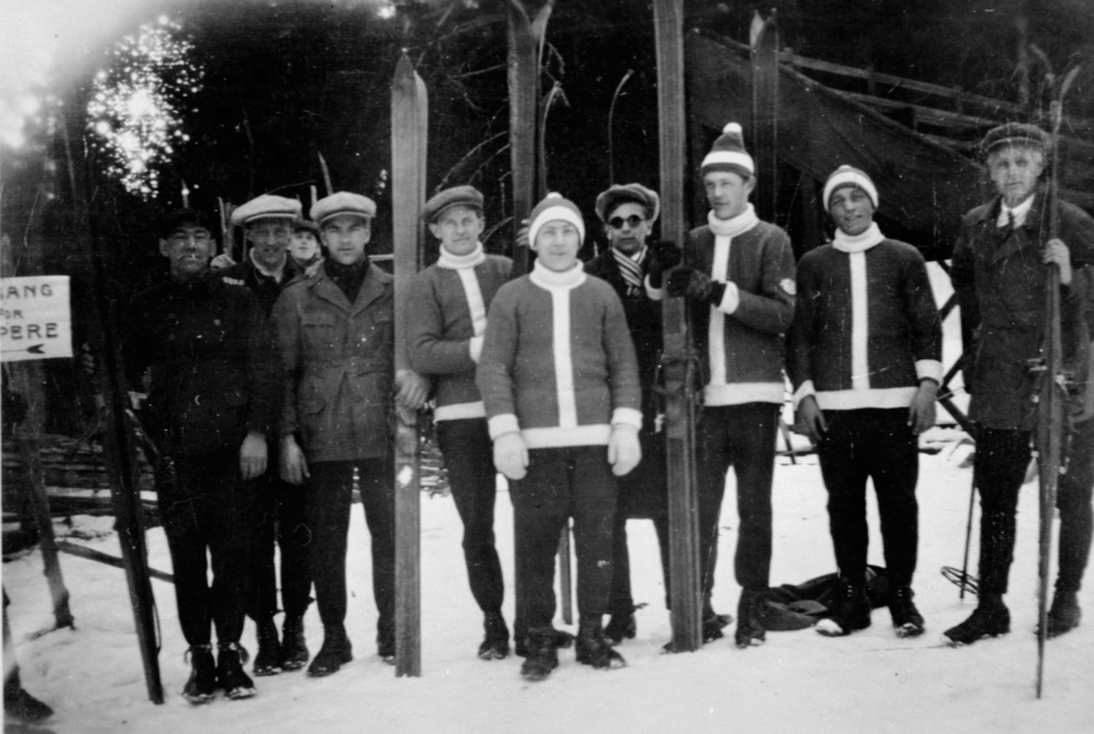 Anno Domkirkeodden, Gruppe skihoppere, Furubergbakken, Furnes, Ringsaker. Nummer 4 av hopperne med H.I.L. genser er Carl Haave.