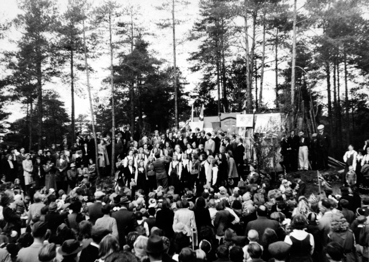 Anno Domkirkeodden, 17. maifeiring, Ringsaker realskoles kor synger i Folkets Husparken, Moelv.