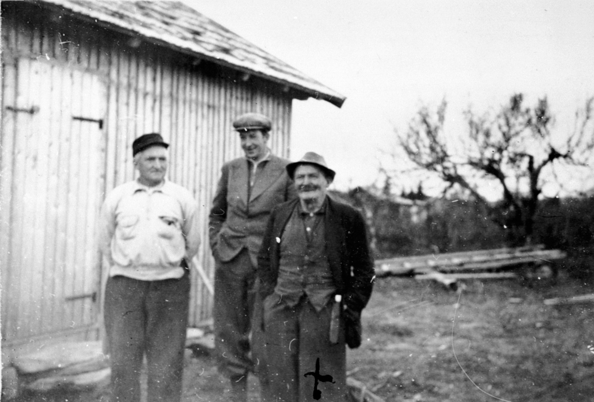 Anno Domkirkeodden, Fra venstre er Even Bjerklisveen, Birger Skundberg, Ludvik "Ludden" Olestadengen ved Bjerklisveen hytte, Kroksjøen, Ringsakerfjellet.