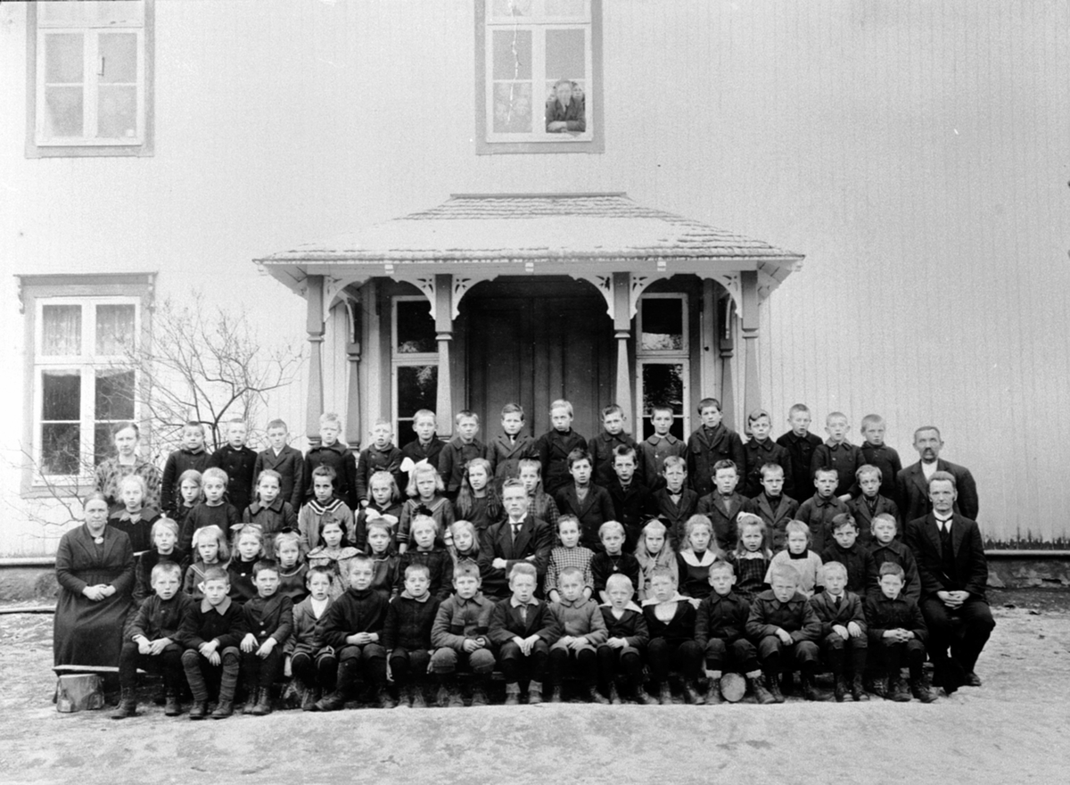 Anno Domkirkeodden, Elever og lærere ved Fagernes skole, Næroset, Ringsaker.