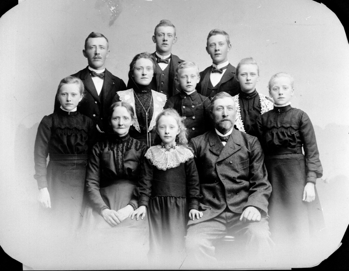 Anno Domkirkeodden, Familien Syverud, Moelv. Foran fra venstre er mor Lise f.1857,Roterud, Ingeborg gift Lien f.1897, far Mathias f.1857. Andre rekke er Magda gift Hirsch f-1891, Gønner gift Stenseng 1893, Kristian f. 1895, Kristine gift Eng f.1889, Anna (1883-1912). Tredje rekke er Fredrik Helseth f.1881, Anders Hels…