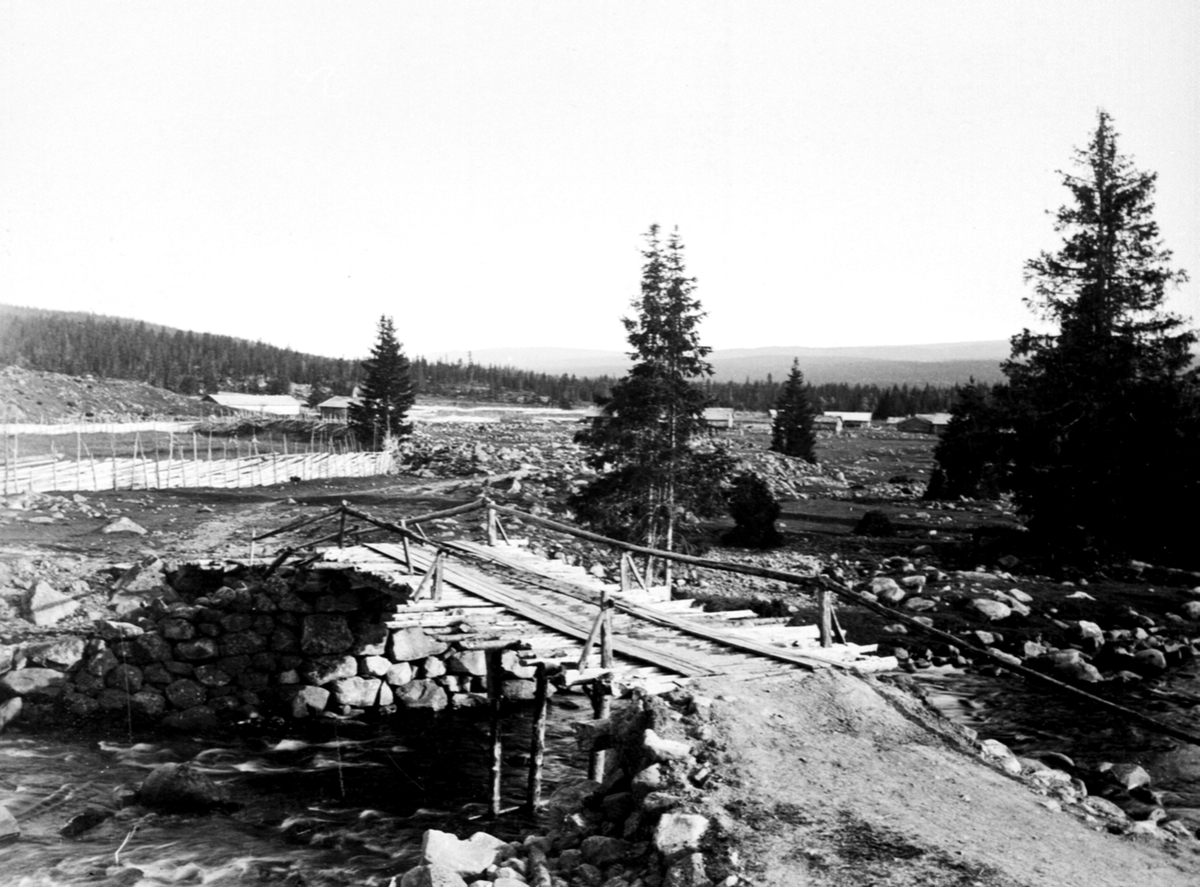 Anno Domkirkeodden, Bru over Skollelva ved Gammelskolla seter i Ringsakerfjellet. Setervangen delt mellom Ringsaker og Øyer. Til venstre er seter for Løken, til høyre Bogsti.