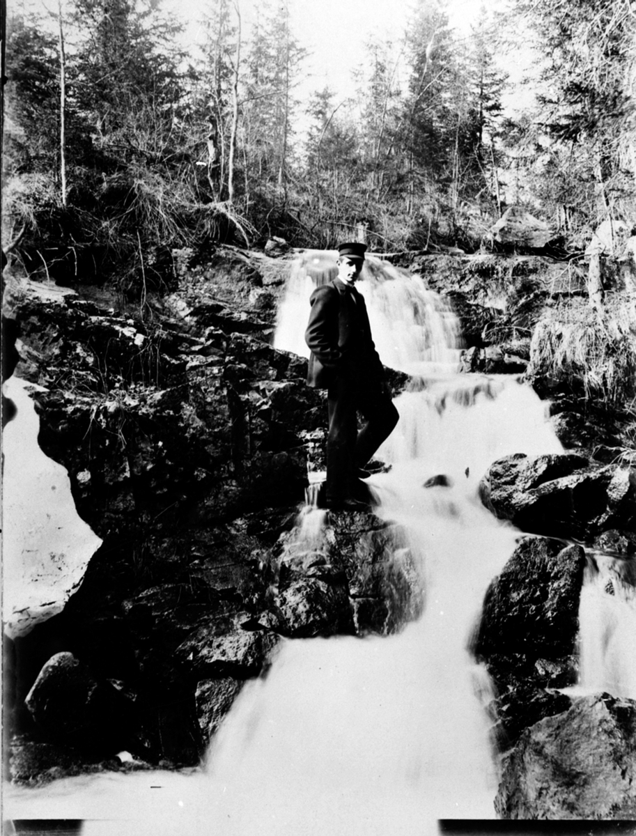Anno Domkirkeodden, Simen Baardseth ved elva Koloa som renner ut i Moelva, nedenfor Lundfossen, Næroset, Ringsaker.
