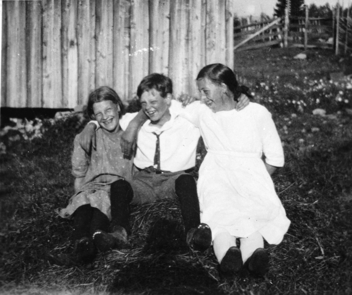 Anno Domkirkeodden, Margit Olafsen, Kaare Strandli, Hanna Stensåsen, Prøysenstua, Ringsaker. Kaare Strandli var sjokoladegutt på Nationalteateret og hadde spart penger til eget fotoaparat.