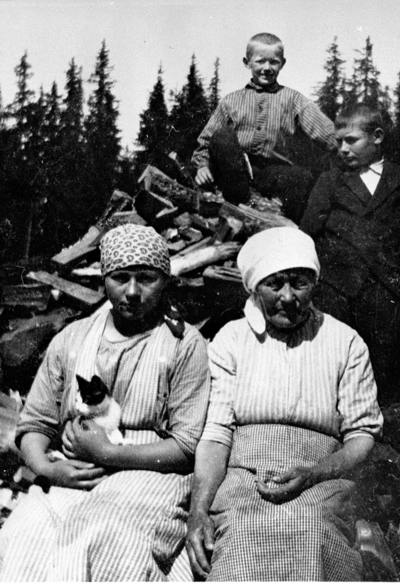 Anno Domkirkeodden, 2 budeier, 2 gutterAlf Prøysens mormor Mathea Kristiansdatter til høyre, de andre er ukjent. Gammelskolla seter, Ringsakerfjellet.