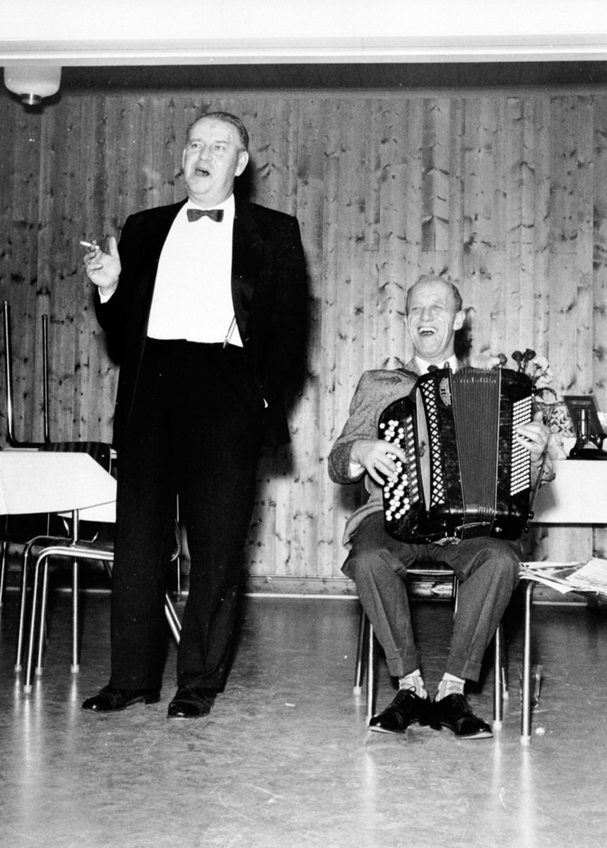 Anno Domkirkeodden, Alf Prøysen underholder på en familiekonfirmasjon, parodi på Ernst Rolf, trekkspiller til høyre.