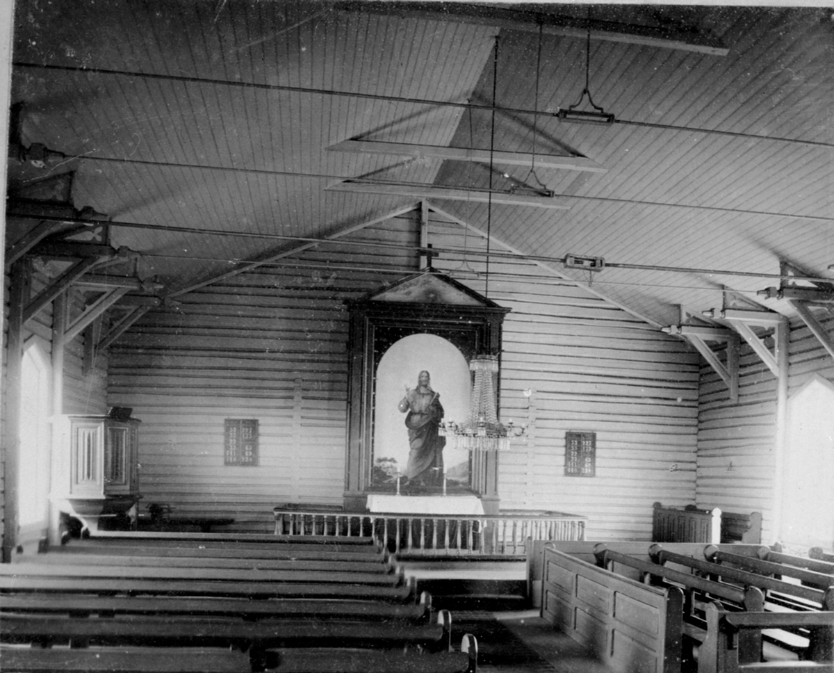 Anno Domkirkeodden, Interiør i Helgøya kirke med den gamle altertavle. Ny altertavle ble innviet i 1953.