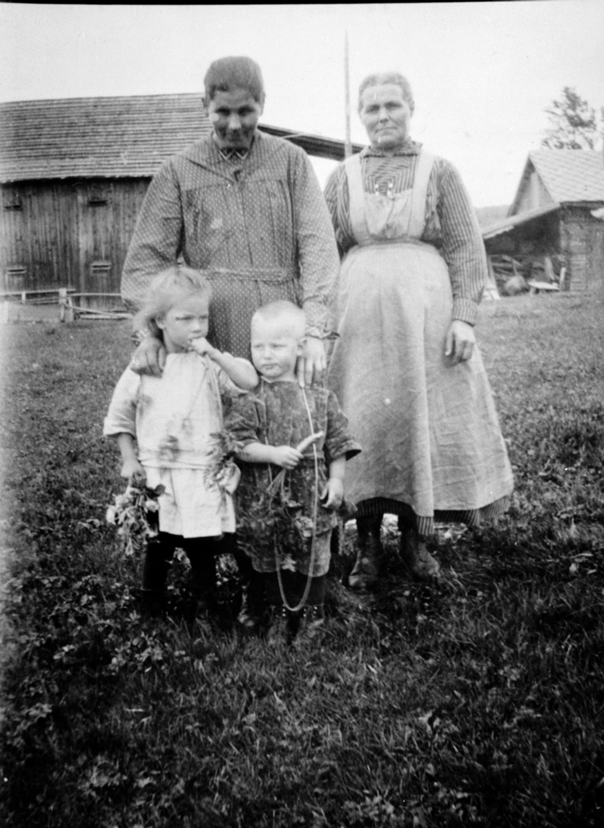 Anno Domkirkeodden, 2 voksne og 2 barn. Bak er Anna Skaug og Oline Aasbrein. Foran er Oline Skaug, Trygve Skaug, Åsbrein, Brenna nordre og lille, Åsmarka, Ringsaker.
