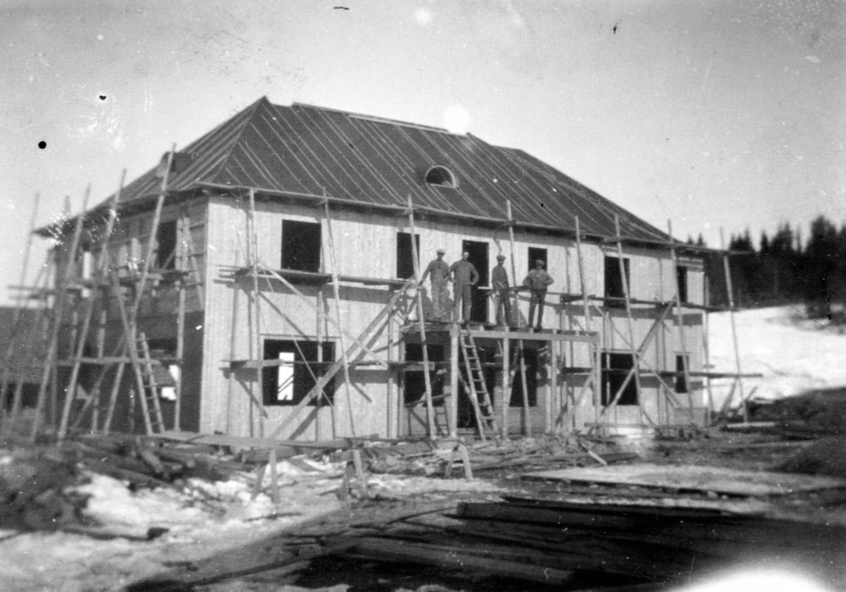 Anno Domkirkeodden, Oppføring av Solsveen pensjonat, Bårdsethroa, Næroset, Ringsaker. 4 snekkere. Ole T. Skaug, Arne T. Skaug, Petter Nygaard, Lars Bratberg.