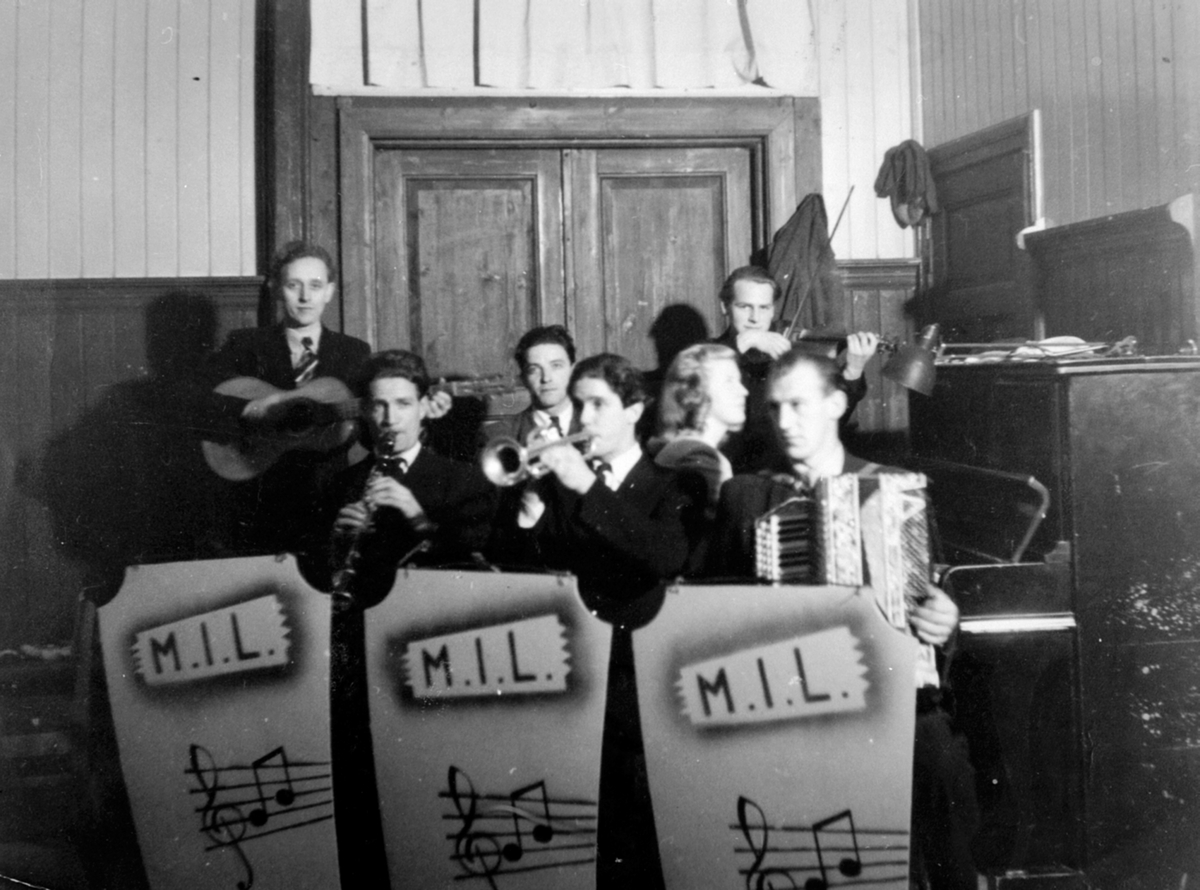 Anno Domkirkeodden, Gruppe musikere i Folkets Hus, Moelv. Moelven Idrettslags orkester. Fra venstre er Olaf Hovde, Magnus Kamperud, Leif Bakken. Første rekke er Reidar Olsen, Thoralf Andersen, Sigurd Magnussen, ved piano Inger Tangen.