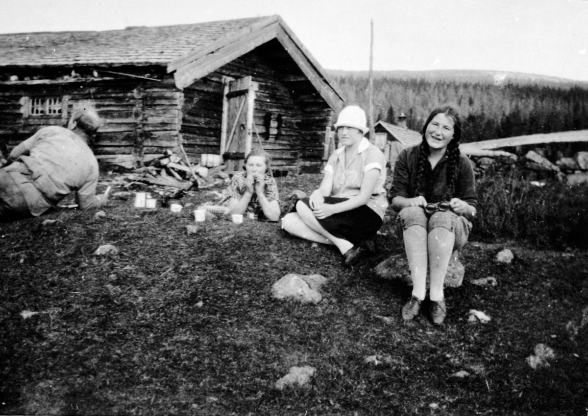 Anno Domkirkeodden, Bårdseth nedre sin seter på Gammelskolla, Ringsakerfjellet. 4 personer på setervangen, Moberg, Olaug Tangen, Eva Svendsen, Gunvor Svendsen.