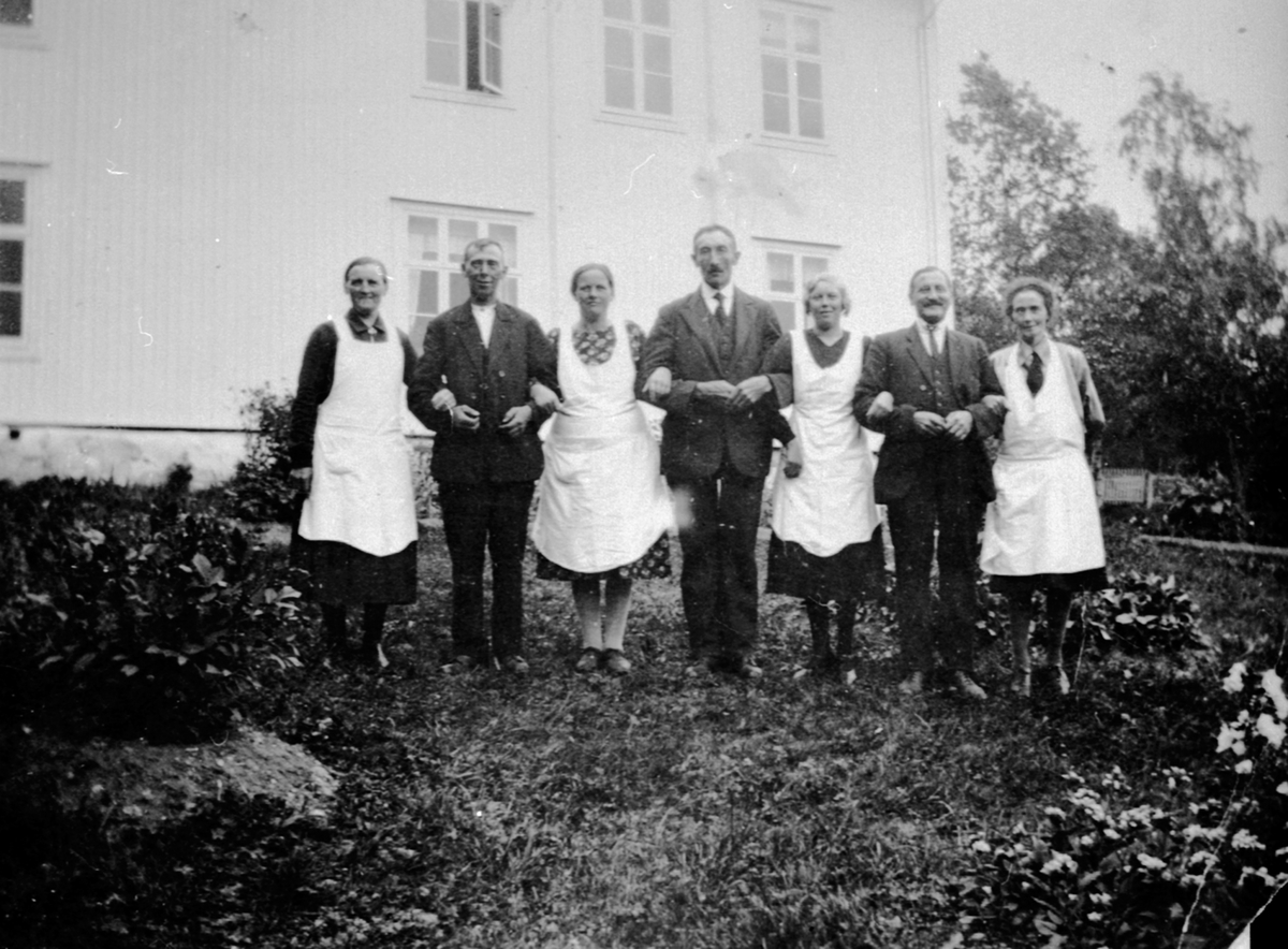 Anno Domkirkeodden, Gruppe voksne foran gamle Åsen skole, Åsmarka, Ringsaker. Fra venstre er Nikoline Haugsvestuen, Lars Haugsveen, Mathea Bergestuen, Petter Aaseth, ukjent, Johannes Hovelsrud, Amalie Haugsveen.