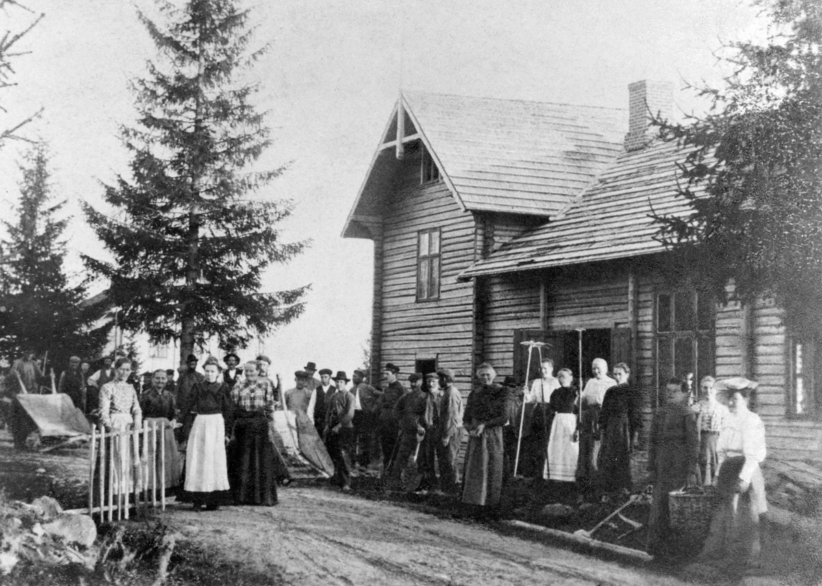 Anno Domkirkeodden, Eksteriør, Åsheim forsamlingslokale, Åsmarka, Ringsaker. Stor gruppe på dugnad.